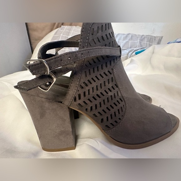 American Eagle grey suede straps open toe sandals - Picture 5 of 8